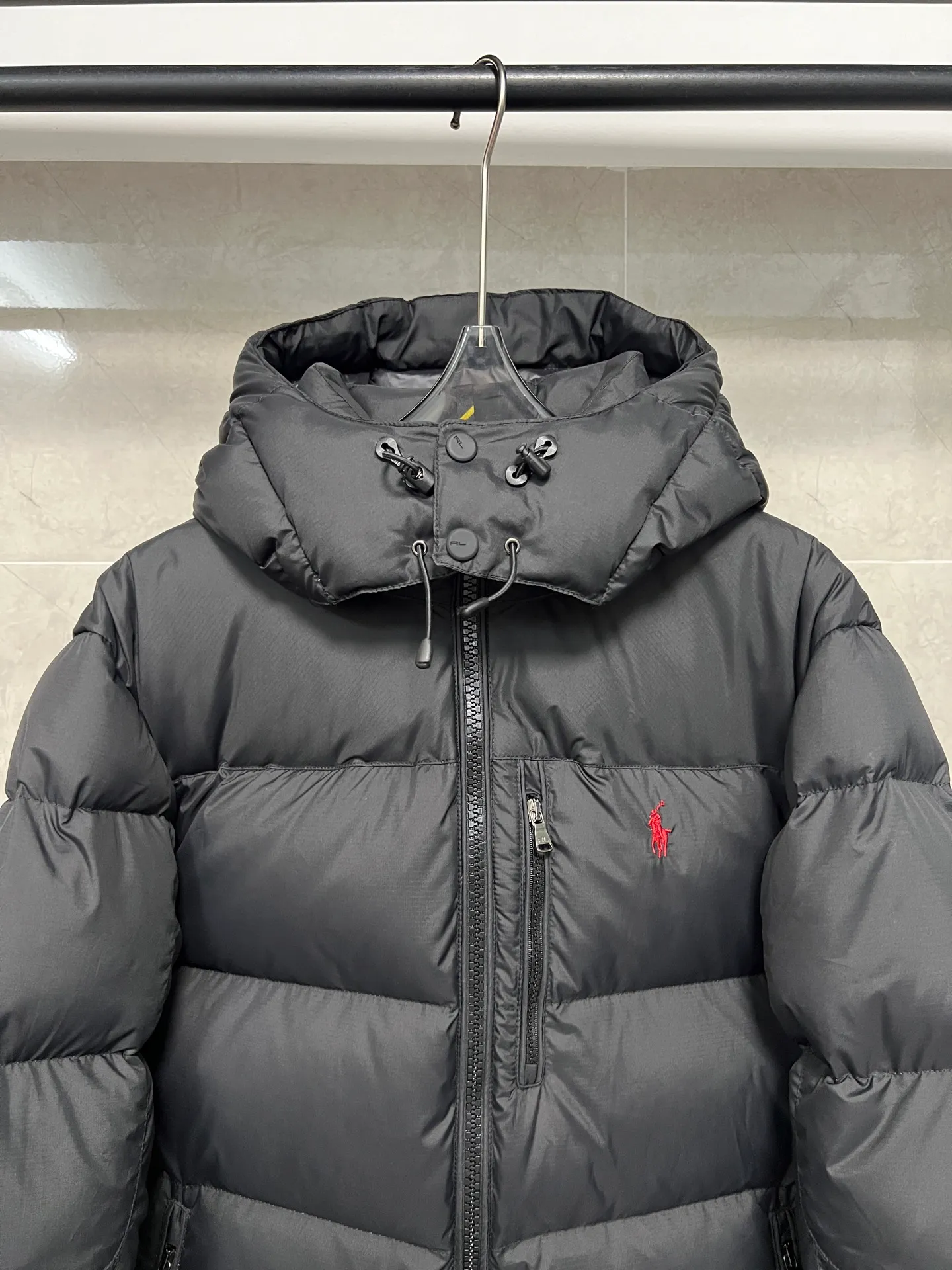 P840 RAH LAUREN Ralph Lauren's new autumn and winter model. Original top 40D waterproof fabric. The interior is made of nylon log double-layer sealing design. The upper body effect is comfortable and soft. The same style as the star. It is filled with 80 white duck down. It has good thermal insulation effect and is light and not heavy. The higher version can be compared at will. Three standards are complete. Color: black blue Size: S M L XL XXL